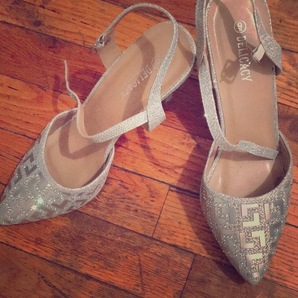 I’m selling clothes and shoes,I can reduce prices.